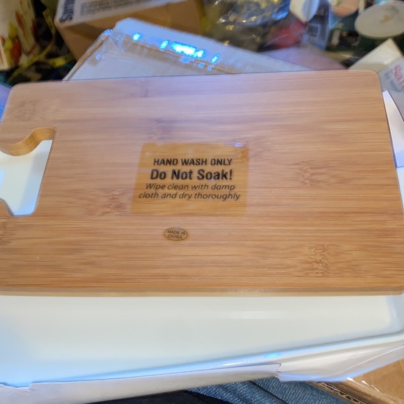 New Sandra two piece porcelain server and bamboo cutting board set - Picture 3 of 10